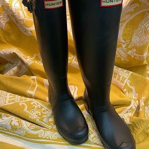 Like new. Worn twice. Authentic HUNTER Tall 8